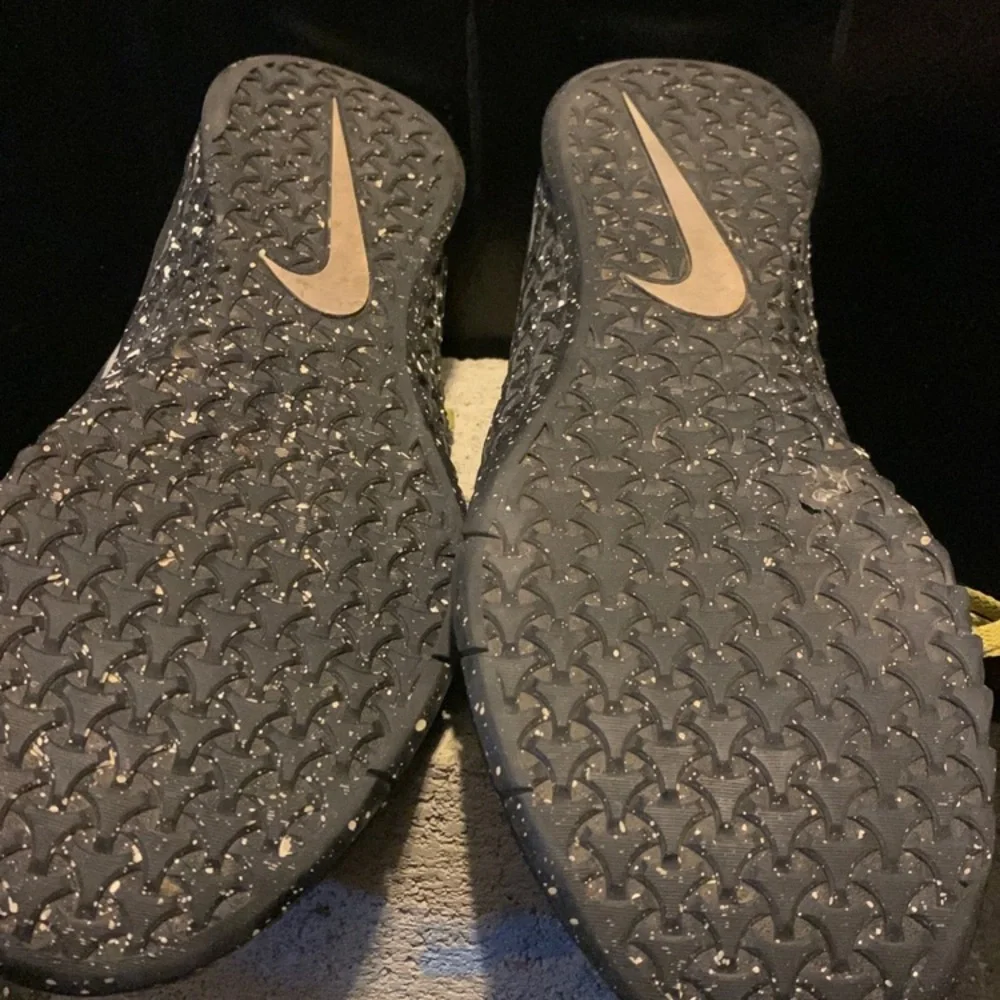 Womens Nike Metcon Athletic shoe - Picture 2 of 4